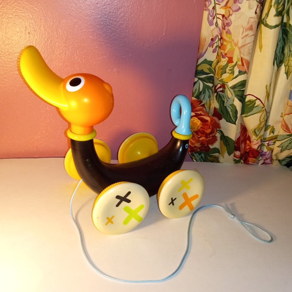 YOOKIDOO PULL ALONG DUCK TOODLER TOY- IT WILL QUACK AND WHISTLE
